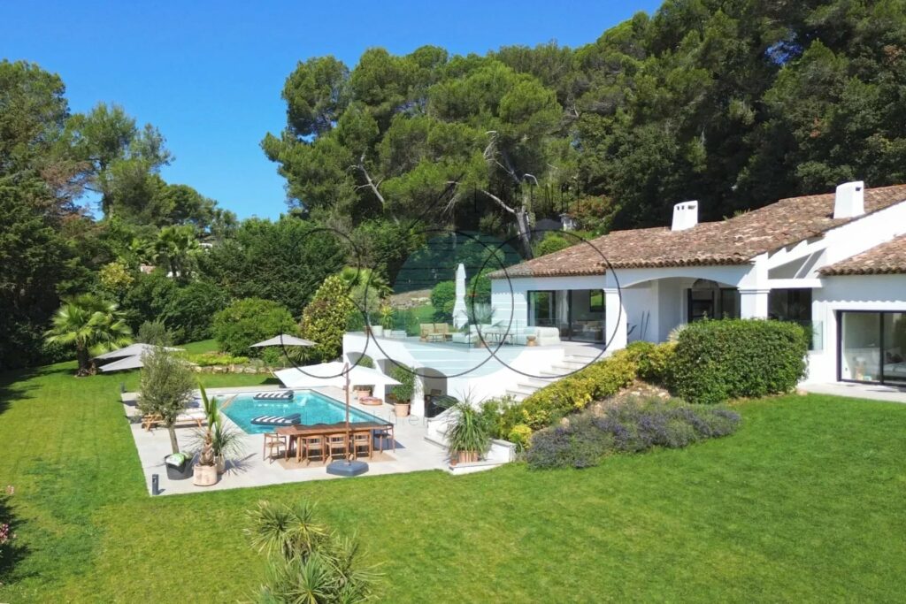 VILLA DANS  DOMAINE FERMÉ ET GARDIÉNNÉ